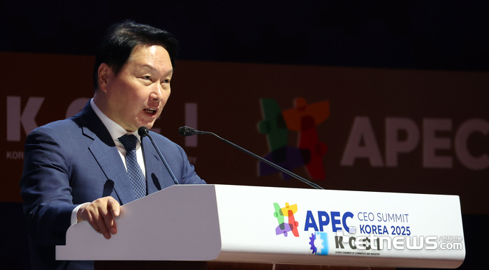 최태원 대한상의 회장이 31일 오후 경북 경주예술의전당에서 아시아태평양경제협력체(APEC) 최고경영자(CEO) 서밋(Summit) 페회사를 하고 있다. 경주=이동근기자 foto@etnews.com