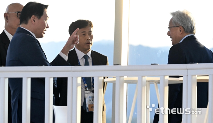 [포토] 환담 나누는 최태원-곽노정-젠슨 황