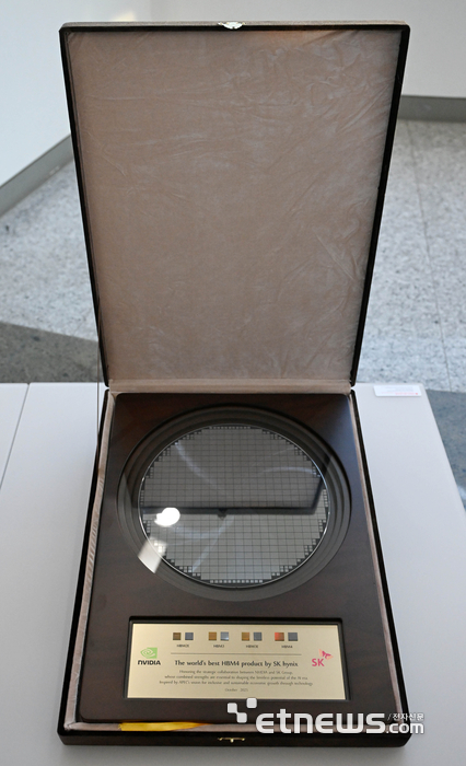 [포토] 최태원 회장이 젠슨 황에게 선물한 SK하이닉스의 HBM4 반도체 웨이퍼