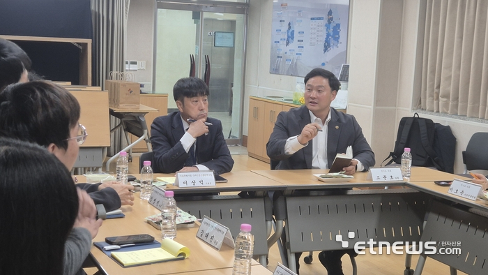 고준호 경기도의회 보건복지위원회 부위원장(오른쪽)이 29일 서울시장애인생산품판매시설을 방문해 경기도 장애인생산품판매시설 운영 전반의 투명성 제고와 제도 개선 방안을 논의했다.