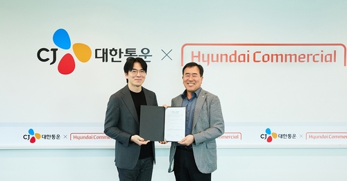 최갑주 CJ대한통운 더운반그룹장(오른쪽)과 김재완 현대커머셜 산업금융본부장