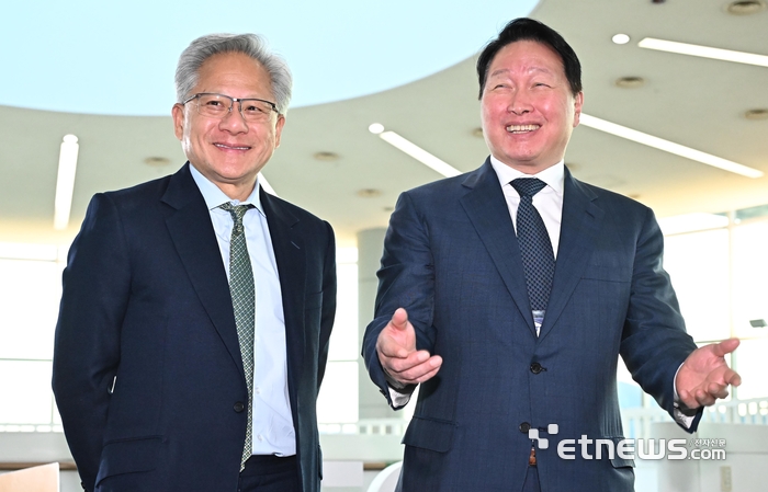 [포토] 취재진 질문 답하는 젠슨 황-최태원