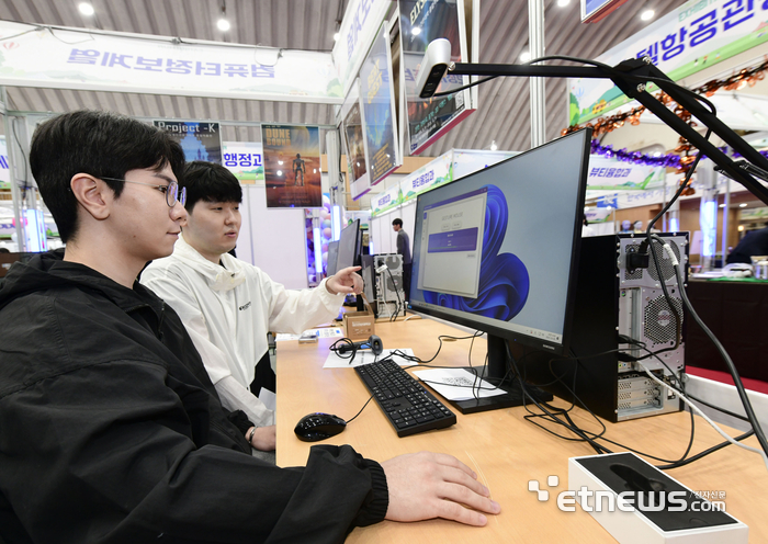 컴퓨터정보계열 K3C2팀 학생들이 손동작을 인식해 작동하는 '버추얼 마우스 시스템'을 시연하고 있다.