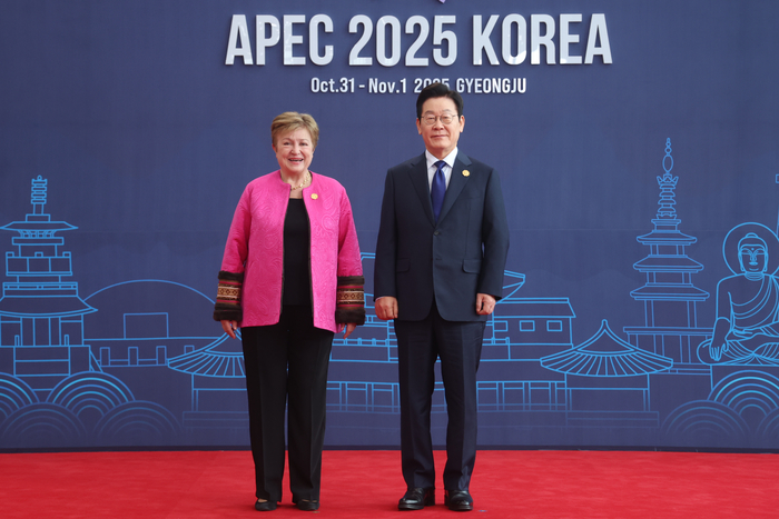 APEC 이재명 대통령, IMF 총재 영접     (경주=연합뉴스) 특별취재단 = 이재명 대통령이 31일 경주화백컨벤션센터(HICO)에서 열린 2025 아시아태평양경제협력체(APEC) 정상회의에 참석한 크리스탈리나 게오르기에바 IMF 총재를 맞이하고 있다. 2025.10.31     photo@yna.co.kr (끝)