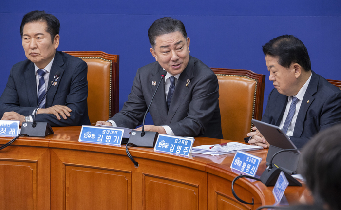 더불어민주당 김병기 원내대표가 31일 국회에서 열린 더불어민주당 최고위원회의에서 한미정상회담를 통해 미국 측이 승인한 한국의 핵추진 잠수함 건조와 관련한 발언을 하고 있다. 연합뉴스
