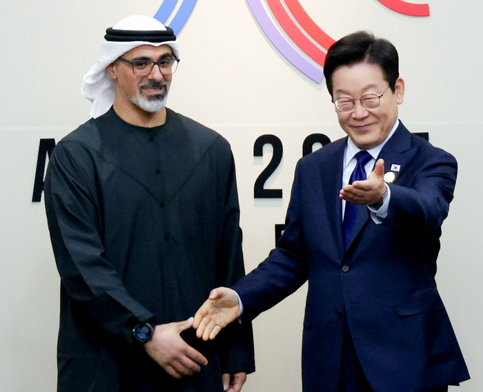 이재명 대통령이 31일 APEC 정상회의 장소인 경북 경주화백컨벤션센터에서 열린 아랍에미리트(UAE) 칼리드 아부다비 왕세자와의 면담에 앞서 기념 촬영 후 자리를 안내하고 있다.