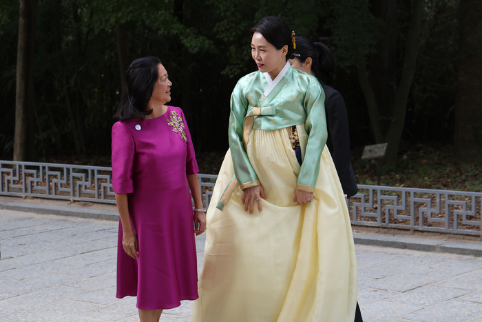 필리핀 루이즈 아라네타 마르코스 여사 맞이하는 김혜경 여사     (경주=연합뉴스) 특별취재단 = 김혜경 여사가 31일 경주 불국사에서 열린 2025 아시아태평양경제협력체(APEC) 정상회의 배우자 친교 행사에 참석해 필리핀 루이즈 아라네타 마르코스 여사를 맞이하고 있다. 2025.10.31     photo@yna.co.kr (끝)