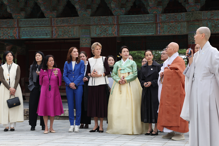 APEC 정상 배우자들과 불국사 둘러보는 김혜경 여사     (경주=연합뉴스) 특별취재단 = 김혜경 여사가 31일 경주 불국사에서 열린 2025 아시아태평양경제협력체(APEC) 정상회의 배우자 친교 행사에 참석해 각국 정상 배우자들과 대웅전에 대한 설명을 듣고 있다. 2025.10.31     photo@yna.co.kr (끝)