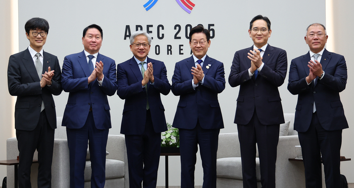 젠슨 황 만난 이재명 대통령 (경주=연합뉴스) 김도훈 기자 = 이재명 대통령이 31일 APEC 정상회의장인 경주화백컨벤션센터에서 젠슨 황 엔비디아 최고경영자 접견에 앞서 국내 기업 대표들과 함께 기념촬영을 하고 있다. 왼쪽부터 이해진 네이버 이사회 의장, 최태원 SK그룹 회장, 젠슨 황, 이재명 대통령, 이재용 삼성전자 회장, 정의선 현대차그룹 회장. 2025.10.31 superdoo82@yna.co.kr (끝)