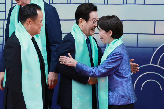 이재명 대통령, 다카이치 일본 총리와 인사     (경주=연합뉴스) 특별취재단 = 이재명 대통령이 1일 경주화백컨벤션센터(HICO)에서 열린 2025 아시아태평양경제협력체(APEC) 정상회의 기념촬영에서 다카이치 사나에 일본 총리와 인사하고 있다.  2025.11.1     photo@yna.co.kr (끝)