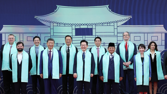 이재명 대통령, APEC 정상과 함께
     (경주=연합뉴스) 한상균 기자 = 이재명 대통령이 1일 경주화백컨벤션센터(HICO)에서 열린 2025 아시아태평양경제협력체(APEC)에 참석한 각국 정상들과 기념촬영을 하고 있다. 
     앞줄 왼쪽부터 가브리엘 보리치 칠레 대통령, 시진핑 중국 국가주석, 이 대통령, 프라보워 수비안토 인도네시아 대통령, 다카이치 사나에 일본 총리.
     뒷줄 왼쪽부터 알렉세이 오베르추크 러시아 국제부총리, 로런스 웡 싱가포르 총리, 아누틴 찬위라꾼 태국 총리, 르엉 끄엉 베트남 국가주석, 스콧 베선트 미국 재무장관, 테레사 메라 페루 통상관광부 장관. 2025.11.1  
     xyz@yna.co.kr
 (끝)