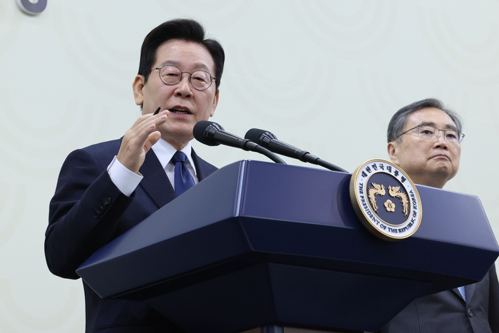 이재명 대통령, 2025 경주 APEC 정상회의 기자회견      (경주=연합뉴스) 특별취재단 = 이재명 대통령이 1일 경주화백컨벤션센터(HICO)에서 열린 2025 아시아태평양경제협력체(APEC) 정상회의 기자회견에서 발언하고 있다.  2025.11.1     photo@yna.co.kr (끝)