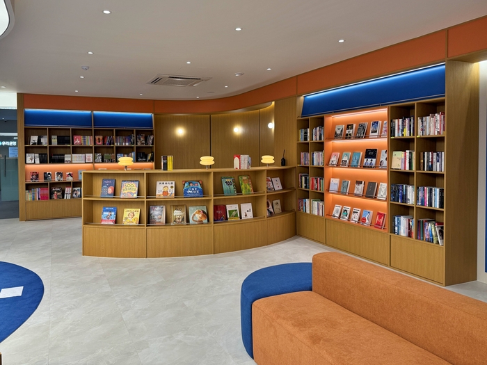 우리은행(행장 정진완)은 외국인 고객의 편의와 커뮤니티 활성화를 위해 인천 주안서금융센터 2층에 '우리 글로벌라운지(Woori Global Lounge)'를 오픈했다고 2일 밝혔다. 사진제공=우리은행