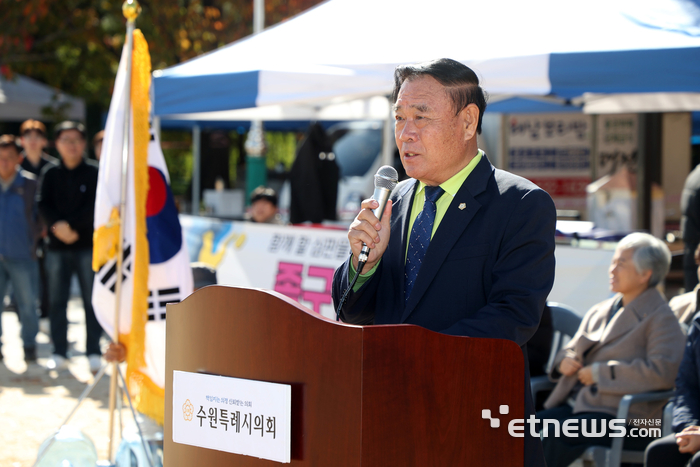 이재식 수원시의회 의장이 2일 수원 만석공원 클레이축구장에서 열린 '제7회 수원특례시의회 의장배 족구대회'에서 인사말을 하고 있다.