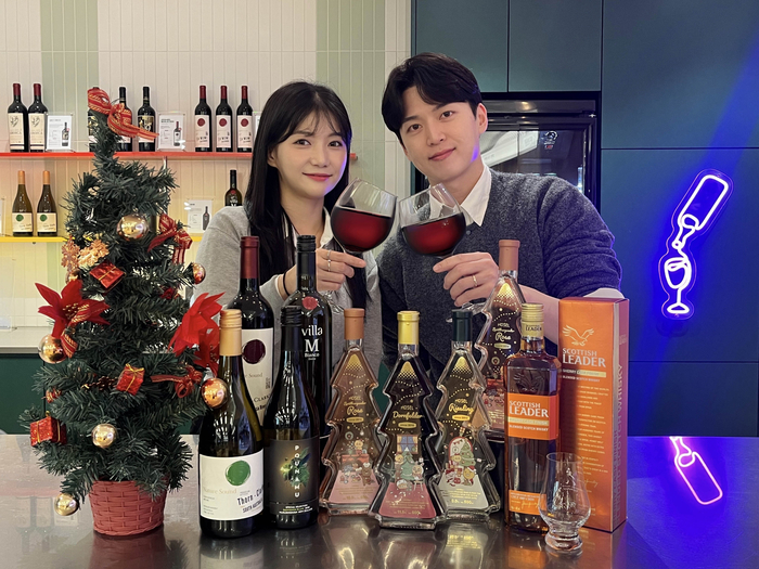 GS25에서 준비한 '미리 크리스마스 주류 페스타' 상품을 모델들이 선보이고 있다.