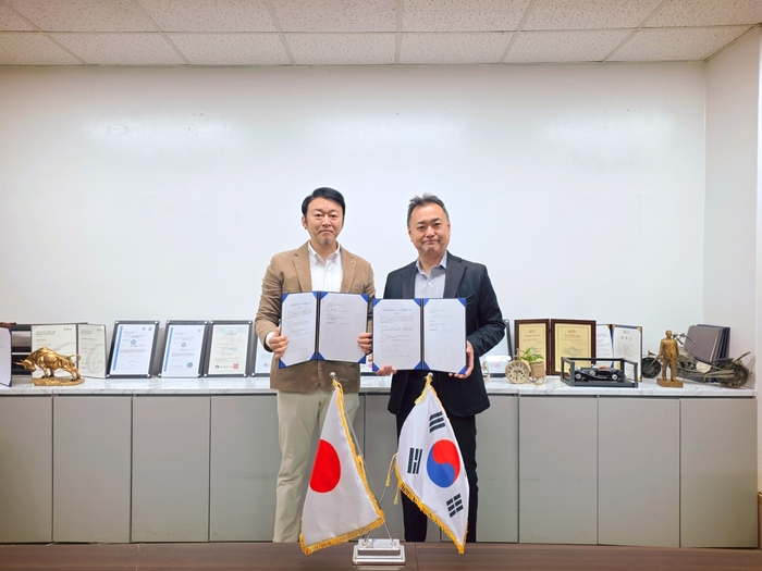 황상열 삼익기전 대표(왼쪽)가 모리 시게오 일본 디그리 코퍼레이션 대표와 냉난방기기 분야 시장 확대를 위한 업무협약(MOU)을 체결했다.