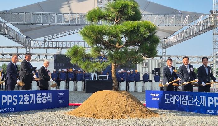 도레이첨단소재는 지난 31일 새만금산업단지에 위치한 군산공장에서 연산 5000톤 규모 PPS(Polyphenylene Sulfide) 2호기 준공식을 개최했다. (왼쪽부터) 김영섭 도레이첨단소재 사장, 큐노 모토히사 도레이첨단소재 회장, 닛카쿠 아키히로 도레이 회장, 김의겸 새만금개발청장, 김관영 전북특별자치도지사, 신영대 국회의원. (도레이첨단소재 제공)