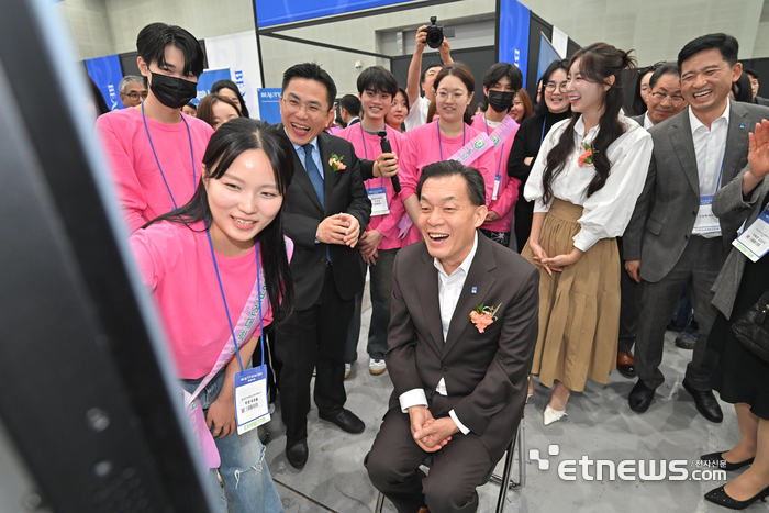 이재준 수원시장이 지난달 31일 수원컨벤션센터에서 열린 '2025 뷰티썸 수원'에 참석해 기업 부스를 돌아보고 있다.