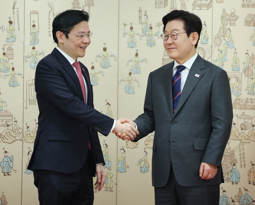 이재명 대통령과 로런스 웡 싱가포르 총리가 2일 용산 대통령실에서 악수하고 있다. [자료:연합뉴스]