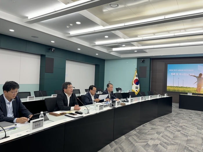 지난달 31일 서울 중구 소재 본사에서 열린 2025년 제2차 농협금융 ESG추진협의회에서 조정래 부사장(왼쪽 두 번째)이 ESG추진협의회를 주재하고 있다.