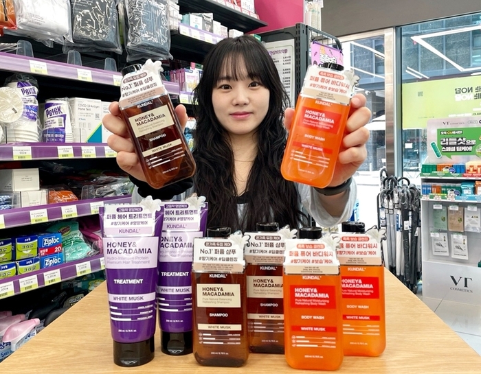 모델이 쿤달 협업 헤어·바디 상품 3종을 소개하고 있다.