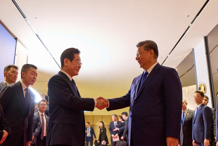 악수하는 한중 정상     (서울=연합뉴스) 대통령실은 이재명 대통령이 1일 경북 경주 소노캄에서 열린 국빈만찬을 마치고 시진핑 중국 국가주석을 환송하는 모습을 2일 SNS에 공개했다. 2025.11.2 [이재명 대통령 SNS. 재판매 및 DB 금지]     photo@yna.co.kr (끝)