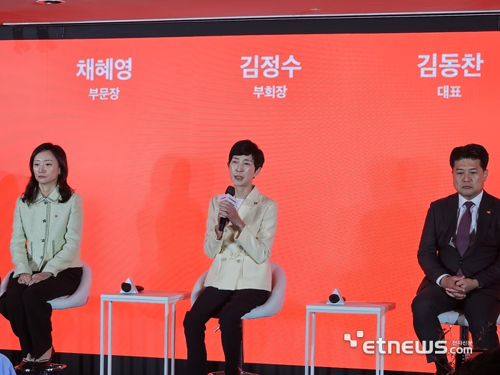 3일 서울 중구 보코서울명동 호텔에서 열린 삼양1963 출시 발표회에서 김정수 삼양식품 부회장(가운데)이 기자들의 질문에 답을 하고 있다.(왼쪽부터) 채혜영 부문장, 김정수 부회장, 김동천 대표 〈사진= 강성전 기자〉