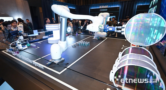 [포토] SK AI 서밋 2025, AX 제조분야 에이전트 플랫폼