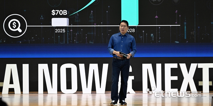 [포토] SK AI 서밋 기조연설하는 최태원