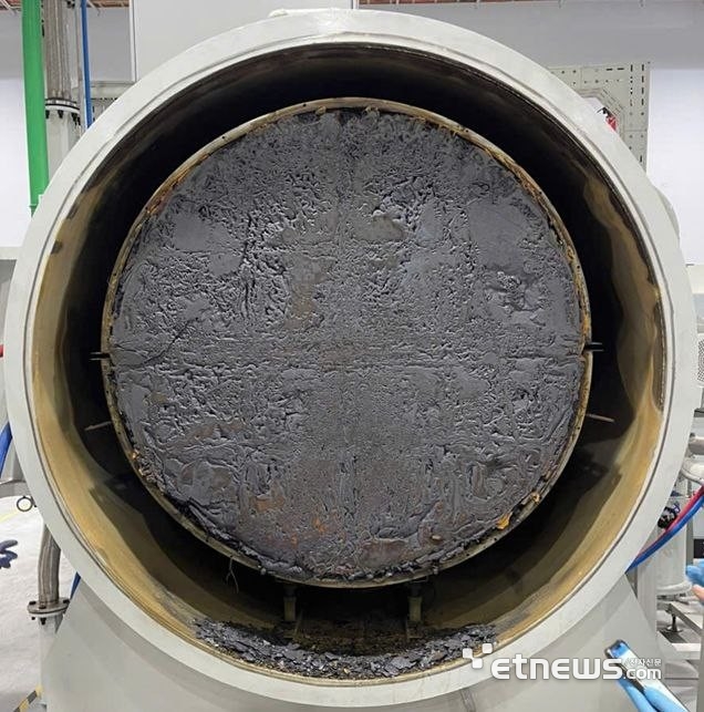 소결로(퍼니스)에서 합성되어 나온 실리콘산화물의 모습. 원료를 집어넣으면 기화를 통해 증착돼 완제품이 나오는 구조다. 사진처럼 퍼니스 안이 가득 찰수록 수율이 높다고 볼 수 있다.