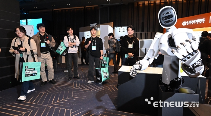 [포토] SK AI 서밋 2025, 휴머노이드 '알렉스(ALLEX)'
