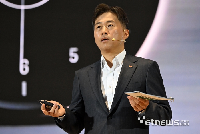 SK AI 서밋이 3일 서울 강남구 코엑스에서 열렸다. 곽노정 SK하이닉스 대표가 'AI시대, SK하이닉스가 그리는 새로운 비전과 기술'을 주제로 기조연설 하고 있다.   이동근기자 foto@etnews.com