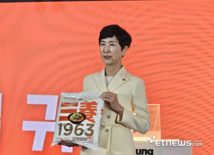 김정수 부회장이 신제품 '삼양1963'을 들고 포즈를 취하고 있다. 〈사진=강성전 기자〉