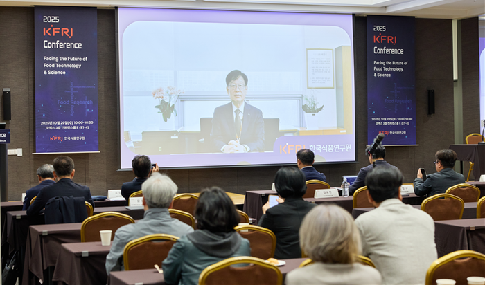 백현동 식품연 원장이 2025 KFRI 컨퍼런스 및 기술설명회에서 개회사를 하고 있다.