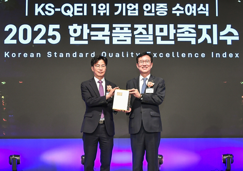 최근 열린 '2025 한국품질만족지수 1위 기업 인증 수여식'에서 박인수 한전KPS 품질경영처장(왼쪽)이 인증패를 받고 문동민 한국표준협회 회장과 기념 촬영을 하고 있다. [자료:한전KPS]