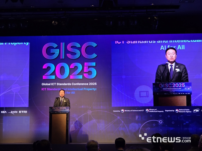 손승현 TTA 회장이 3일 서울 양재 엘타워에서 개막한 GISC 2025에서 개회사를 하고 있다.