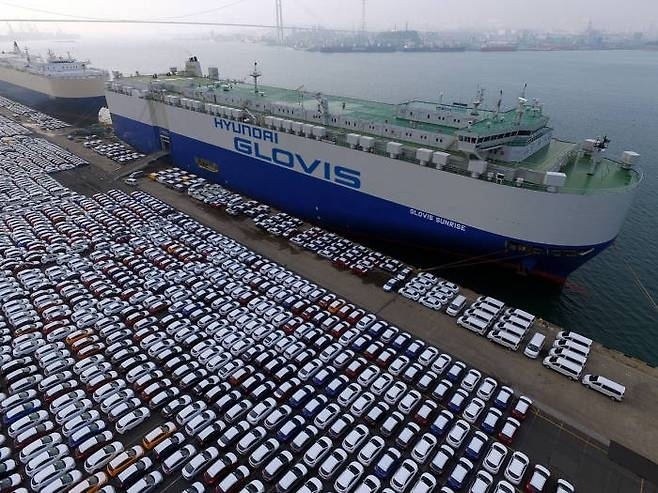 정박중인 자동차운반선.