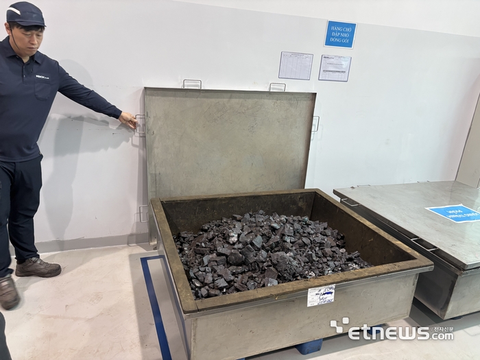 생산 공정을 거쳐 나온 럼프(덩어리) 형태 실리콘산화물 완제품