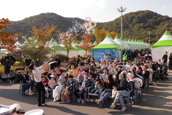 2025 경남과학대전에서 열린 버블쇼 공연에서 참석자들이 환호하고 있다.
