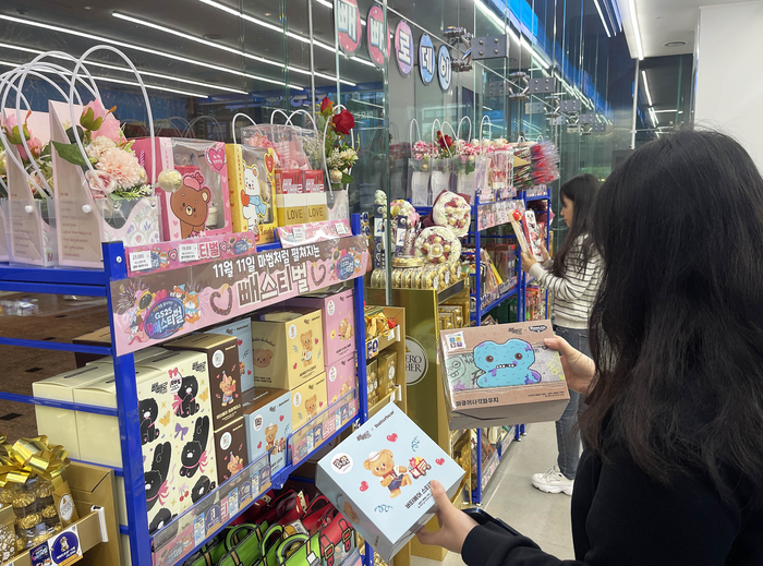 모델이 GS25에서 빼빼로 상품을 살펴보고 있다.