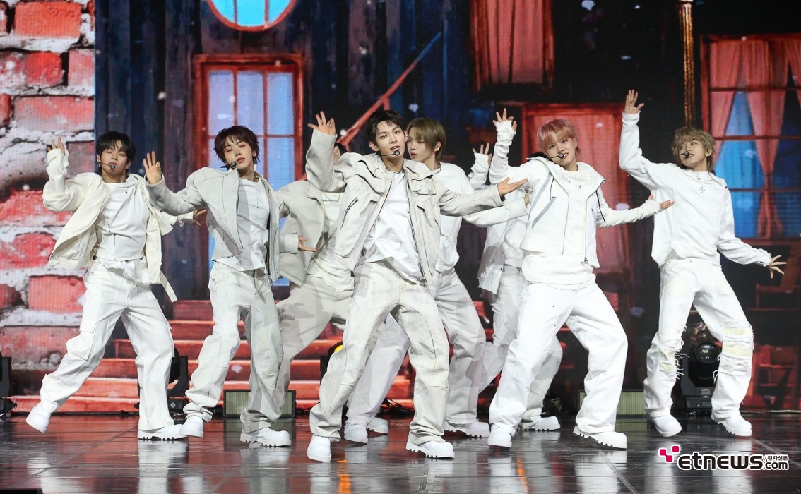 [ET포토] 아홉, '러프한 청춘의 터프한 춤선'