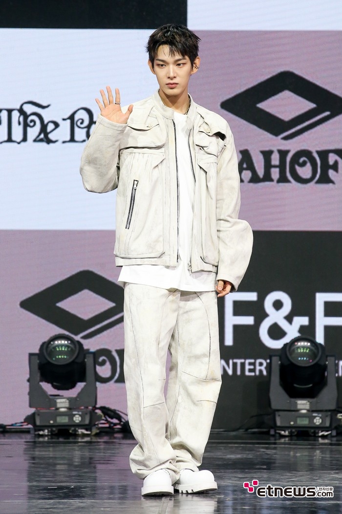 [ET포토] 아홉 스티븐, '샤프한 조각외모'