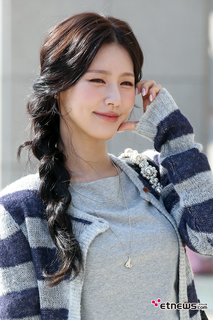 [ET포토] 아이들 미연, '그림같은 꽃 볼하트'