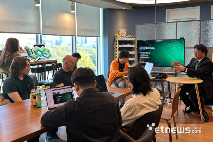 리눅스재단 2인자, 韓 AI기업 래블업 찾아 개발자 미팅