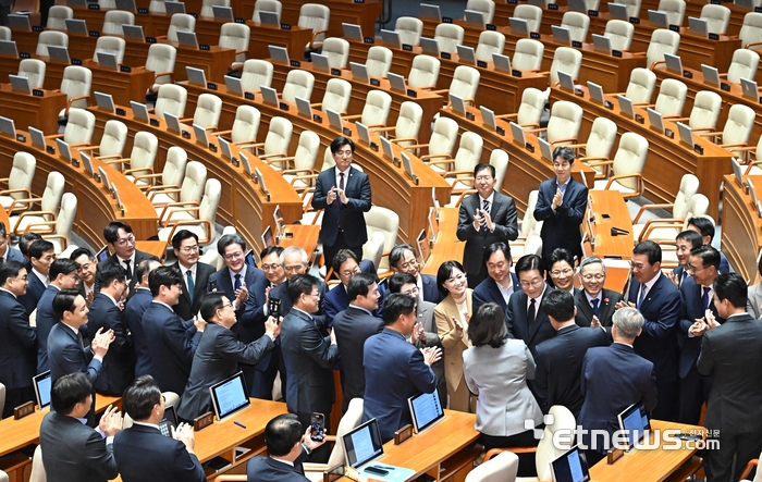 이재명 대통령이 4일 서울 여의도 국회에서 2026년도 예산안 관련 시정연설을 위해 본회의장에 들어서며 여당 의원들의 환영을 받고 있다. 이동근기자 foto@etnews.com