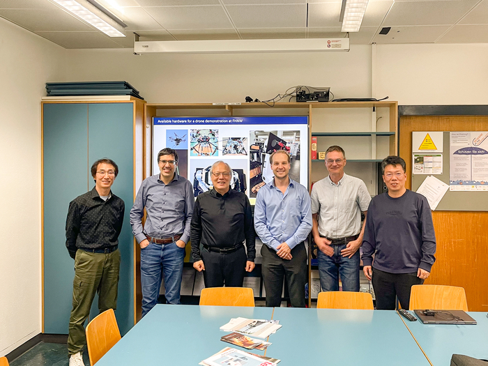 QFREE 선정 킥오프 미팅. 왼쪽부터 강철 GIST 본부장, 안드레 스테파노프 스위스 베른대 교수, 고도경 GIST 물리광과학과 교수, 보리스 코르즈 스위스 제네바 대학 교수, 크리스토프 빌트포이어 스위스 노스웨스턴 응용과학기술대 교수.