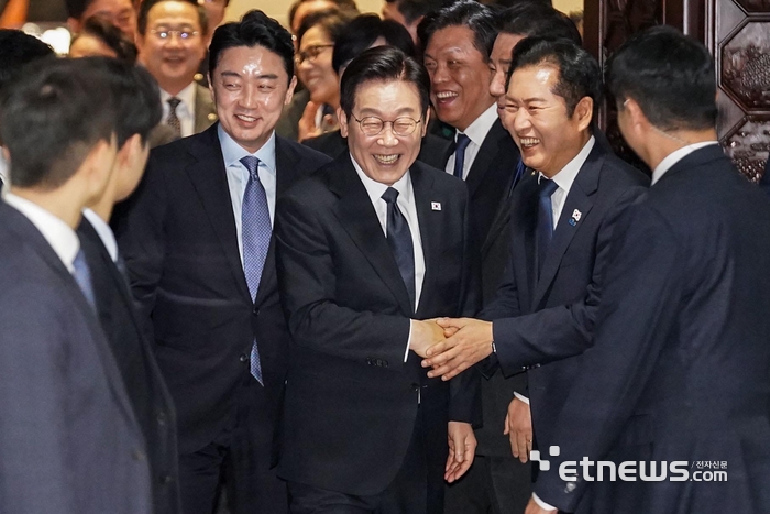 [포토] 환하게 웃는 이재명-정청래