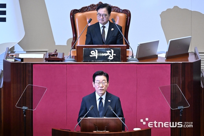 이재명 대통령이 4일 서울 여의도 국회에서 2026년도 예산안 관련 시정연설을 하고 있다. 이동근기자 foto@etnews.com