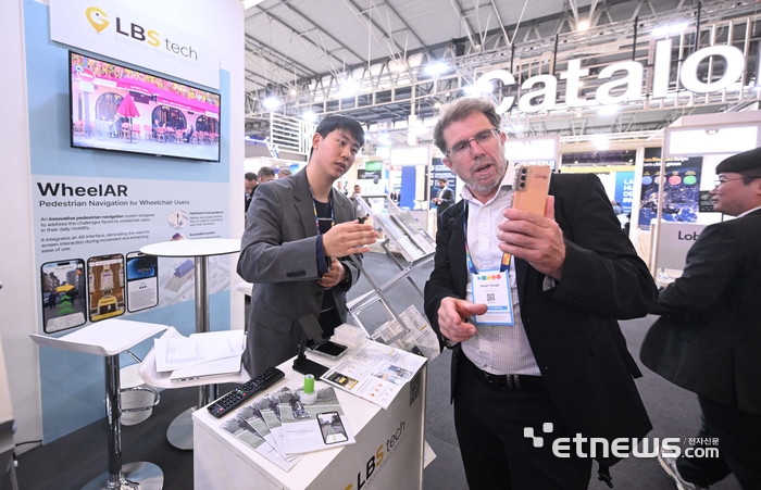 [포토] SCEWC 2025, 모바일 AR 기반 보행경로 및 관광안내 서비스