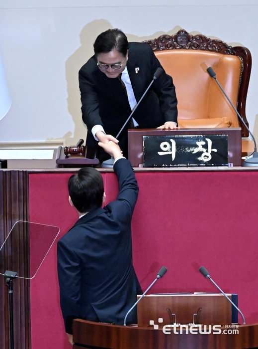 [포토] 우원식 국회의장과 악수하는 이재명 대통령